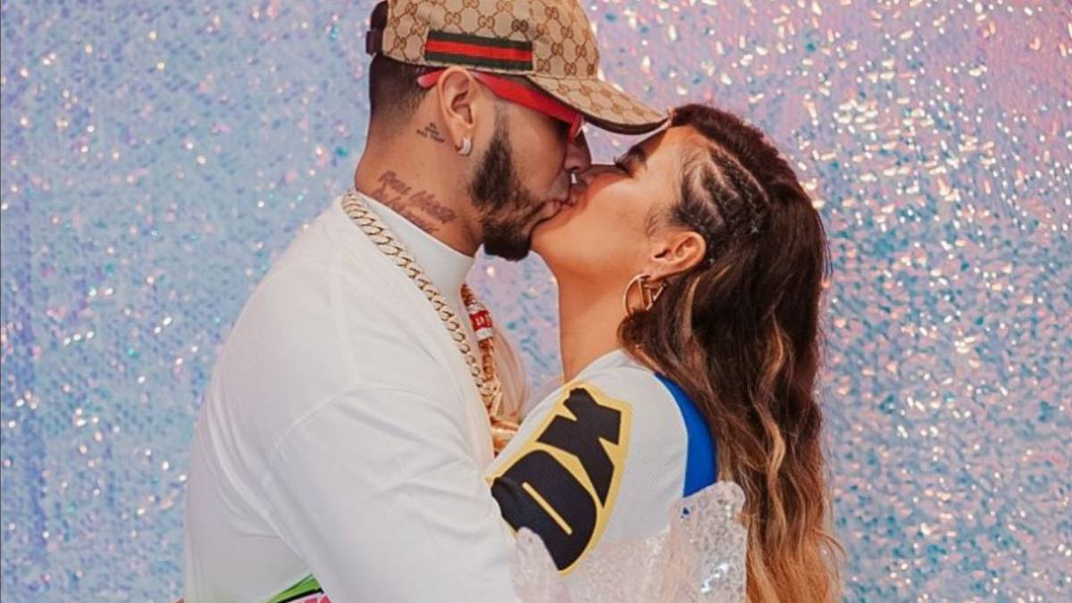 Anuel AA sorprende a Karol G con regalo de 450,000 USD! - AS USA