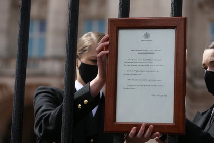 Un asistente del Palacio coloca el bando real con el anuncio del deceso del Duque de Edimburgo en el Palacio de Buckingham (TAYFUN SALCI / ZUMA PRESS / CONTACTOPHOTO)
