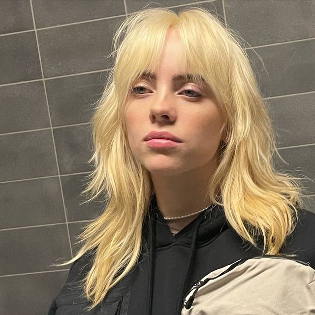 Billie Eilish cambia de look, pero hay una razón escondida