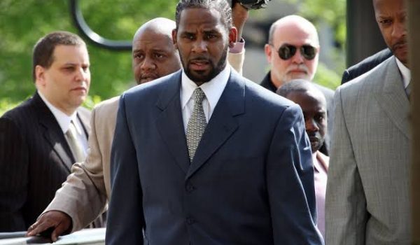 El cantante estadounidense R. Kelly es condenado a 30 años de prisión por extorsión y tráfico sexual.