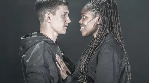 Tom Holland y Francesca Amewudah-Rivers debutaron en la obra ‘Romeo y Julieta’, generando una reacción negativa en Internet marcada por comentarios racistas.