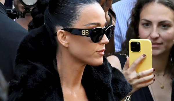 Katy Perry y su Impactante Aparición en el Desfile de Balenciaga en París