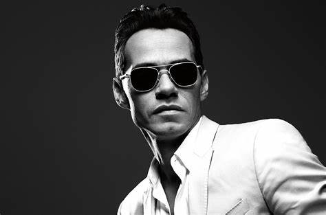 “Marc Anthony conmemoró su cumpleaños con una espectacular fiesta de baile de máscaras, rodeado de numerosos amigos.”