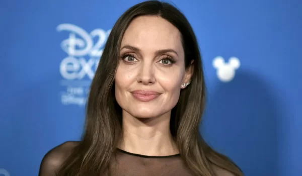 La sorprendente reacción de Angelina Jolie cuando un fan le pide que firme un póster de… ¡Brad Pitt!