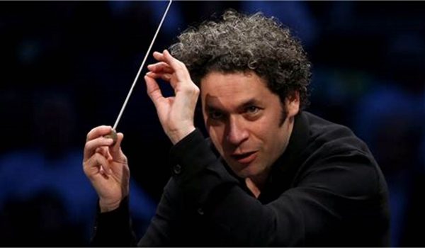 Gustavo Dudamel enfrenta críticas tras invitar a Ángela Aguilar a su concierto