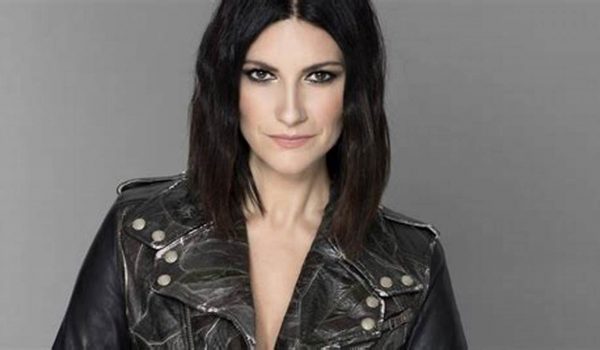 Laura Pausini revela su estado tras sufrir una aparatosa caída durante un concierto