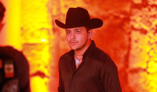 Christian Nodal aparece en la portada de Rolling Stone con un nuevo look y sin tatuajes en el rostro