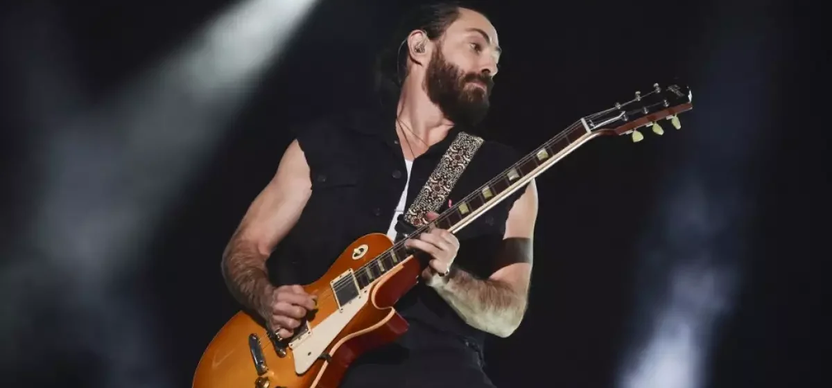 Elogian con memes a Jay de la Cueva tras aparecer como vocalista de Molotov en el Vive Latino 2025