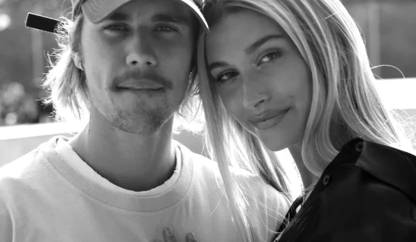 Hailey Bieber rompe el silencio: habla del parto más duro de su vida, los rumores de divorcio y su nueva faceta como madre