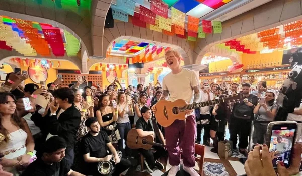 ¡Muy mexicano y muy íntimo! Ed Sheeran sorprende con concierto secreto en Garibaldi
