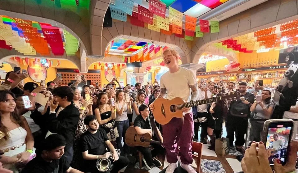 ¡Muy mexicano y muy íntimo! Ed Sheeran sorprende con concierto secreto en Garibaldi
