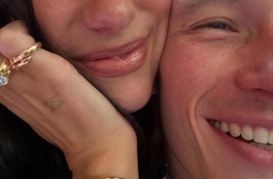 El anillo de Dua Lipa causa sensación: ¿cuánto cuesta la joya con la que dijo “sí”?