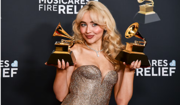 Sabrina Carpenter se suma a la lista de artistas que quieren prohibir celulares en sus conciertos