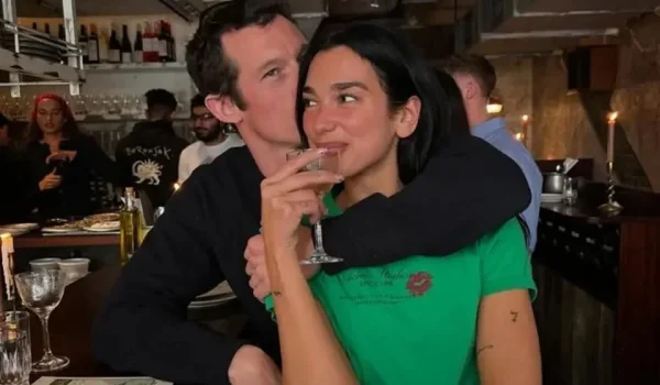 “Dua Lipa se compromete con Callum Turner: amor, anillo personalizado y planes a su ritmo”