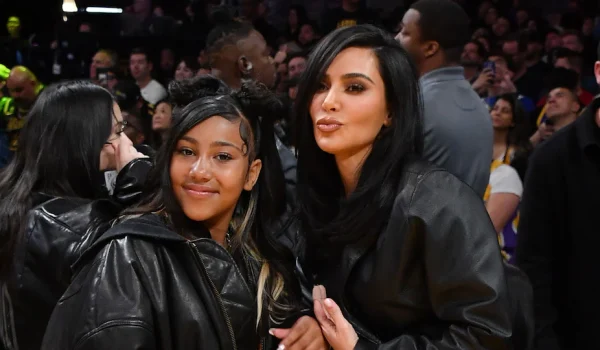 ¡North West impacta en Los Cabos! Luce radical cambio de look con cabello azul eléctrico por su cumpleaños 12