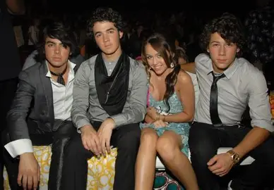 “Los Jonas Brothers tenían más oportunidades que yo”: Miley Cyrus denuncia machismo en Disney