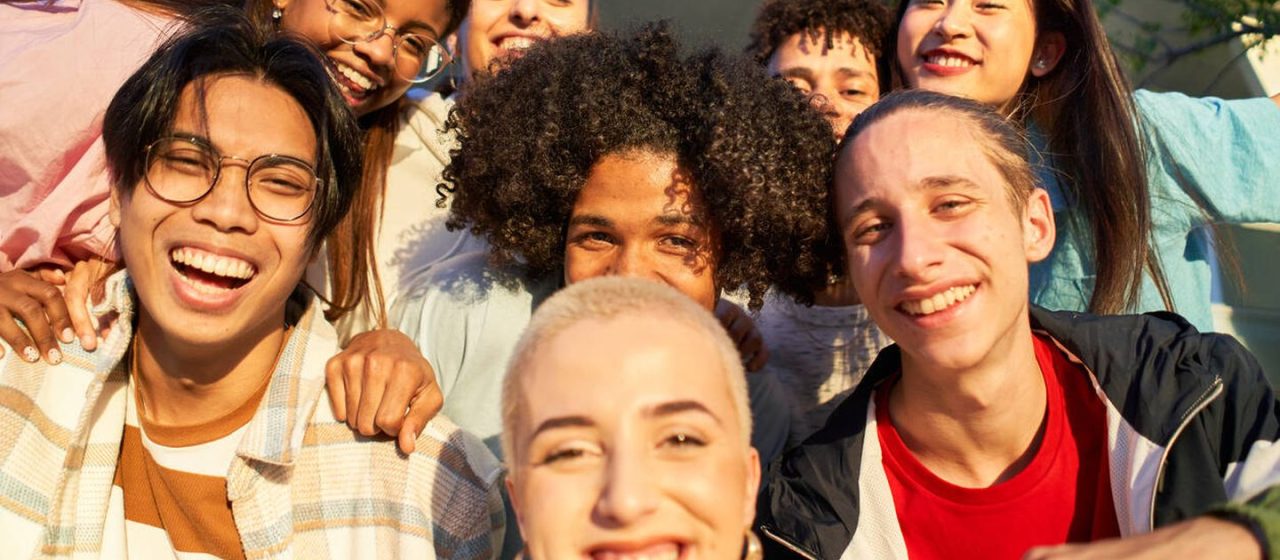 ¡Alerta! Tu Amigo Secreto Podría Ser un Robot: 7 Señales Inesperadas y Hilarantes en el Día del Amigo