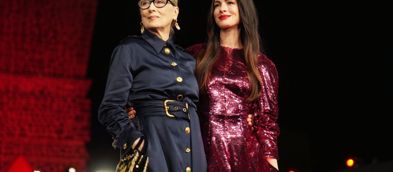 Maryl Streep y Anne Hathaway desfilan en el Museo Anahuacalli