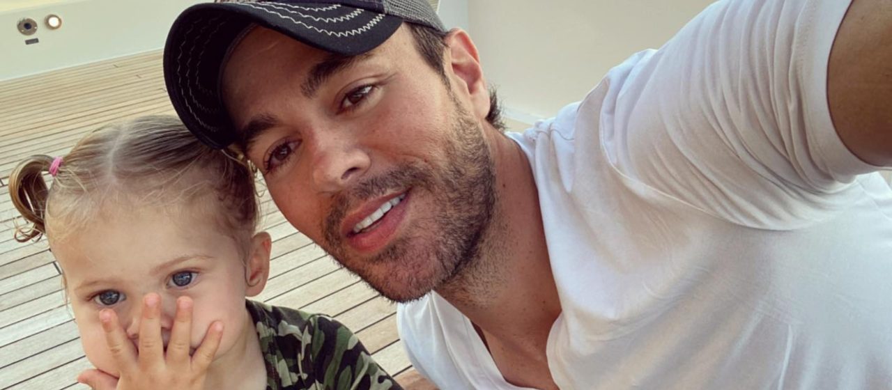 Enrique Iglesias muestra su lado más tierno junto a Romeo y sus hijas Lucy y Mary