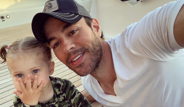 Enrique Iglesias muestra su lado más tierno junto a Romeo y sus hijas Lucy y Mary