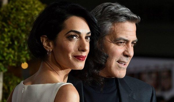 George y Amal Clooney captaron la atención durante su encuentro con los reyes Carlos y Camilla, destacando por su elegancia en el evento.