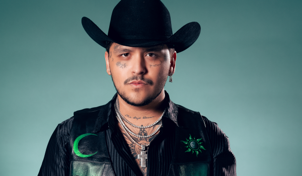 Usuarios de redes arremeten contra Christian Nodal por su dueto con Vicente Fernández en el tema “Estos Celos”.