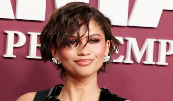 Zendaya, Emma Stone y otras estrellas brillan en el desfile de Louis Vuitton en Nueva York, marcando el inicio de una nueva era.