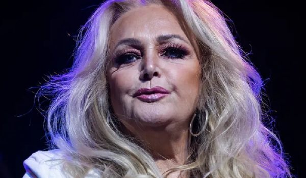 Bonnie Tyler es operada de emergencia en Portugal y ya se encuentra en recuperación 💔🎤