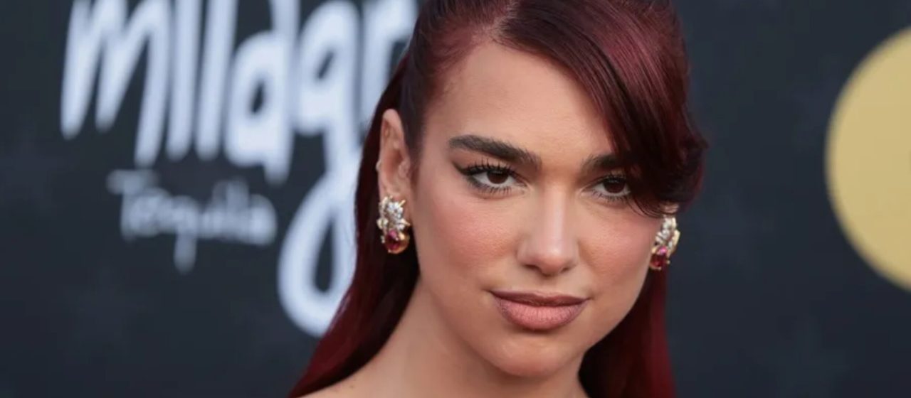 Dua Lipa demanda a Samsung por 15 millones de dólares por el supuesto uso de su imagen en empaques de televisores.