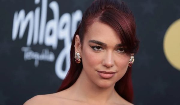 Dua Lipa demanda a Samsung por 15 millones de dólares por el supuesto uso de su imagen en empaques de televisores.