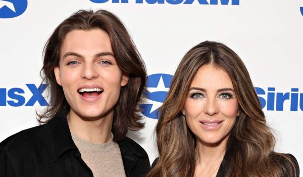 Elizabeth Hurley y su hijo Damian Hurley, iguales como si fueran un reflejo.