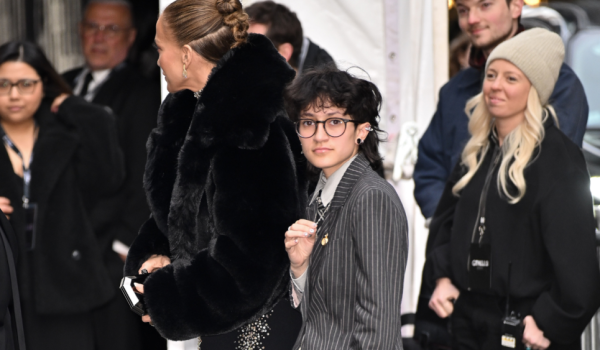El hijo de Jennifer Lopez y Marc Anthony preocupa en redes por el aspecto de sus piernas y desata todo tipo de comentarios.