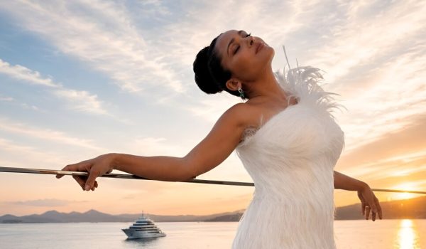 Salma Hayek deslumbra en Cannes 2026 con un vestido de plumas blancas.