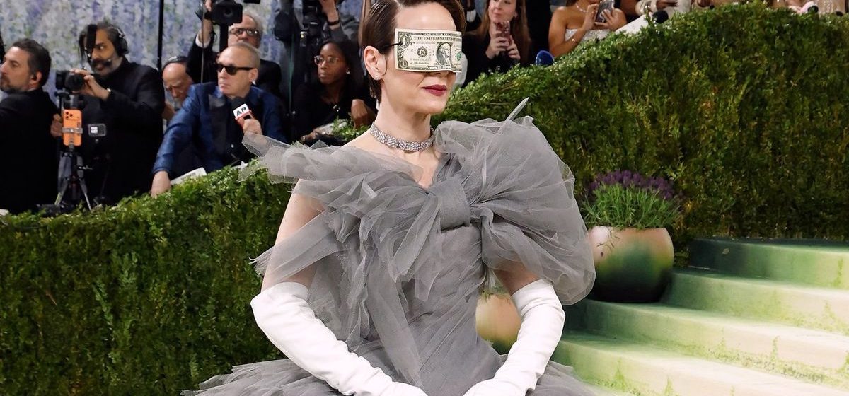 Sarah Paulson sacude la Met Gala 2026 con un antifaz de billete de dólar…😲