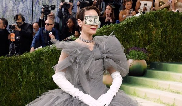 Sarah Paulson sacude la Met Gala 2026 con un antifaz de billete de dólar…😲
