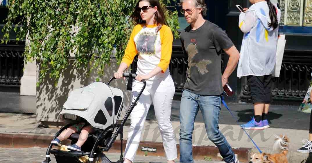 Anne Hathaway revela que está embarazada nuevamente.