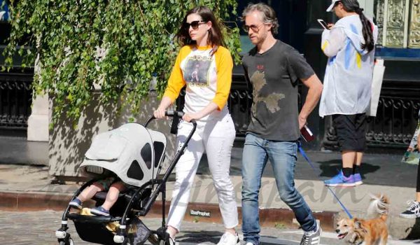 Anne Hathaway revela que está embarazada nuevamente.