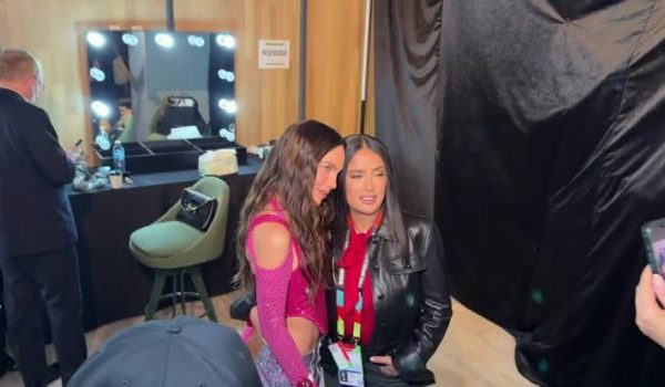 Belinda toma el escenario en la inauguración del Mundial 2026 con apoyo de Salma Hayek