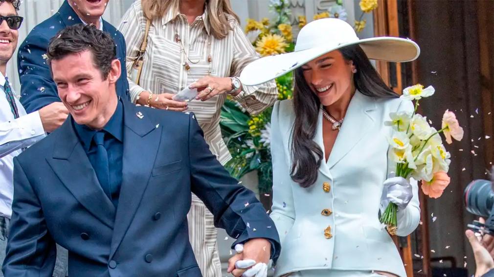 Dua Lipa sorprende con un espectacular vestido para su boda civil