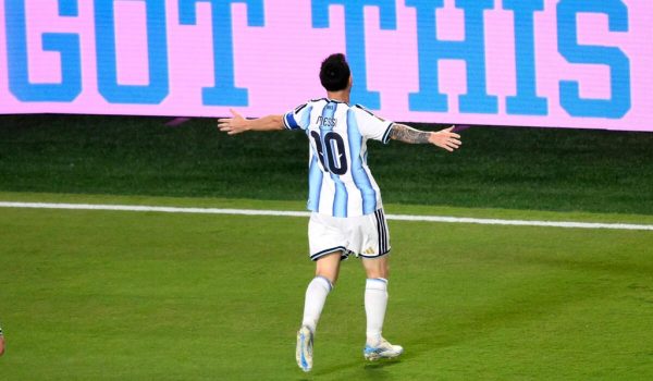 Lionel Messi brilla con un hat-trick impresionante