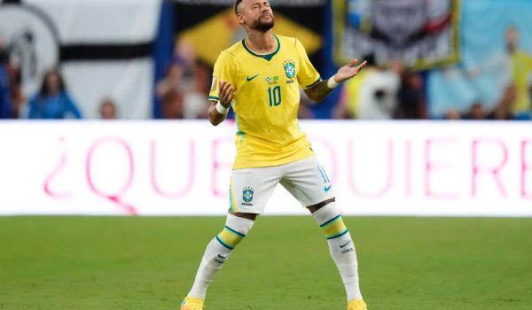 Neymar regresa al campo y los fans reaccionan en masa