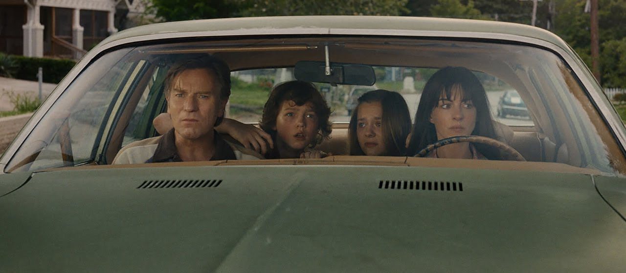 Anne Hathaway y Ewan McGregor protagonizan el nuevo avance de ‘El final de la calle Oak’