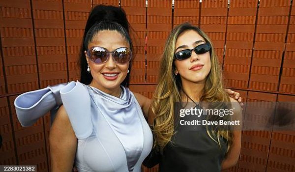 Salma Hayek se muestra como la mamá más cool junto a su hija Valentina Paloma en el show de Bad Bunny