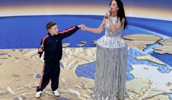 Quién es Tius Luka, el niño de 10 años que emocionó al mundo cantando junto a Katy Perry