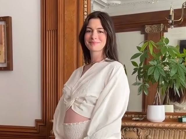 Las tiernas fotos de Anne Hathaway presumiendo su embarazo conquistan las redes