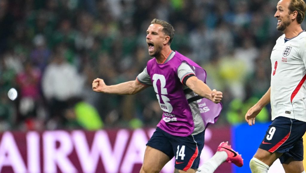 Alarma en Inglaterra: Jordan Henderson sale lesionado en los festejos