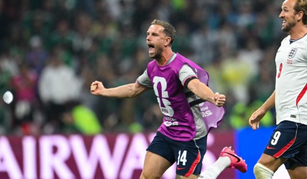 Alarma en Inglaterra: Jordan Henderson sale lesionado en los festejos
