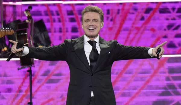 Captan a Luis Miguel en CDMX tras rumores de cirugía