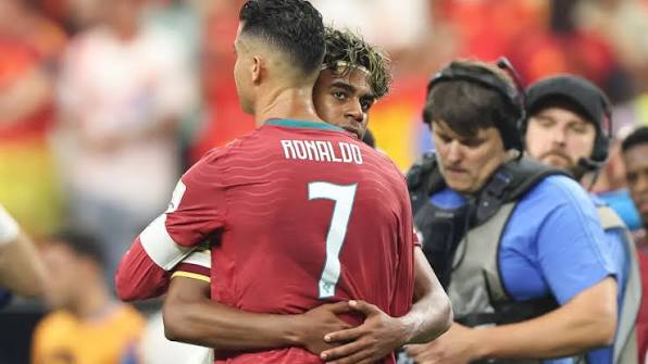 Respeto entre generaciones: Lamine Yamal consuela a Cristiano Ronaldo