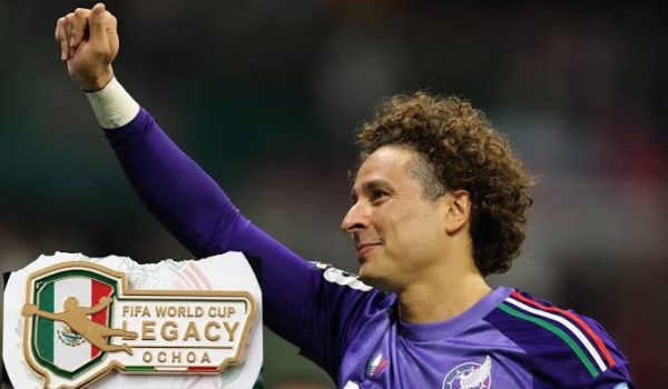 La FIFA reconoce su trayectoria: Guillermo Ochoa celebra un momento histórico.